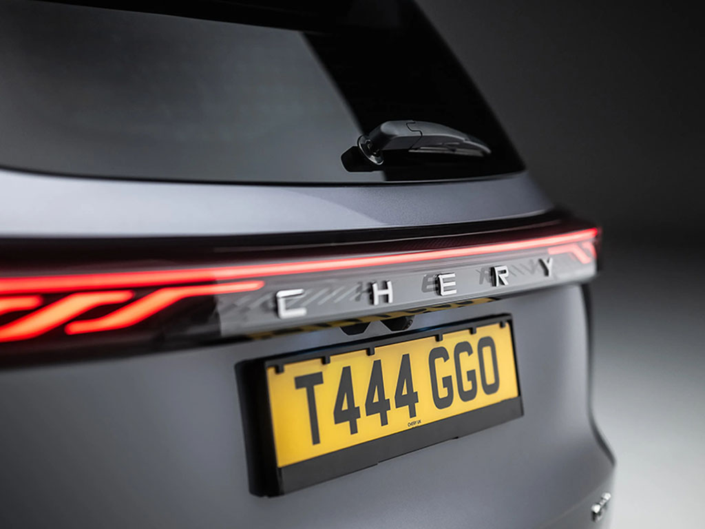 Full‑width LED rear light bar