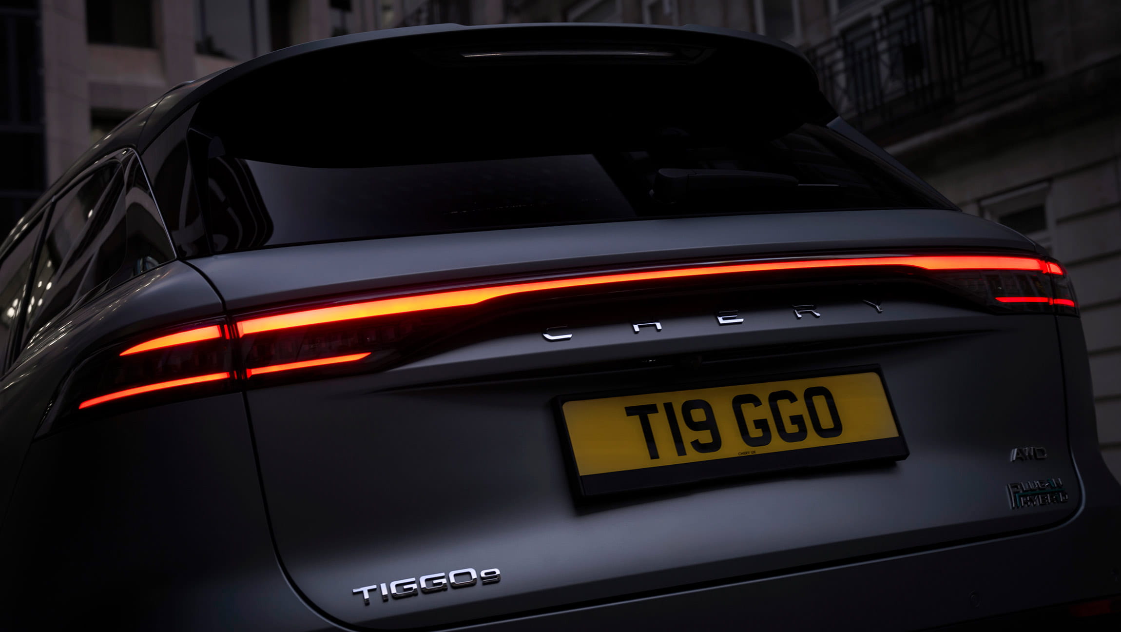 Chery Tiggo 9 CSH rear view showcasing illuminated full-width LED taillight bar